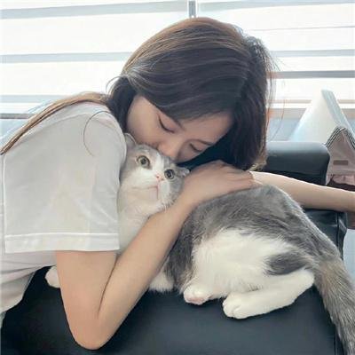 高墙、黑色与帅小伙